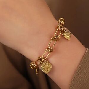 High-end Quality Gold Heart Charm Bracelet
